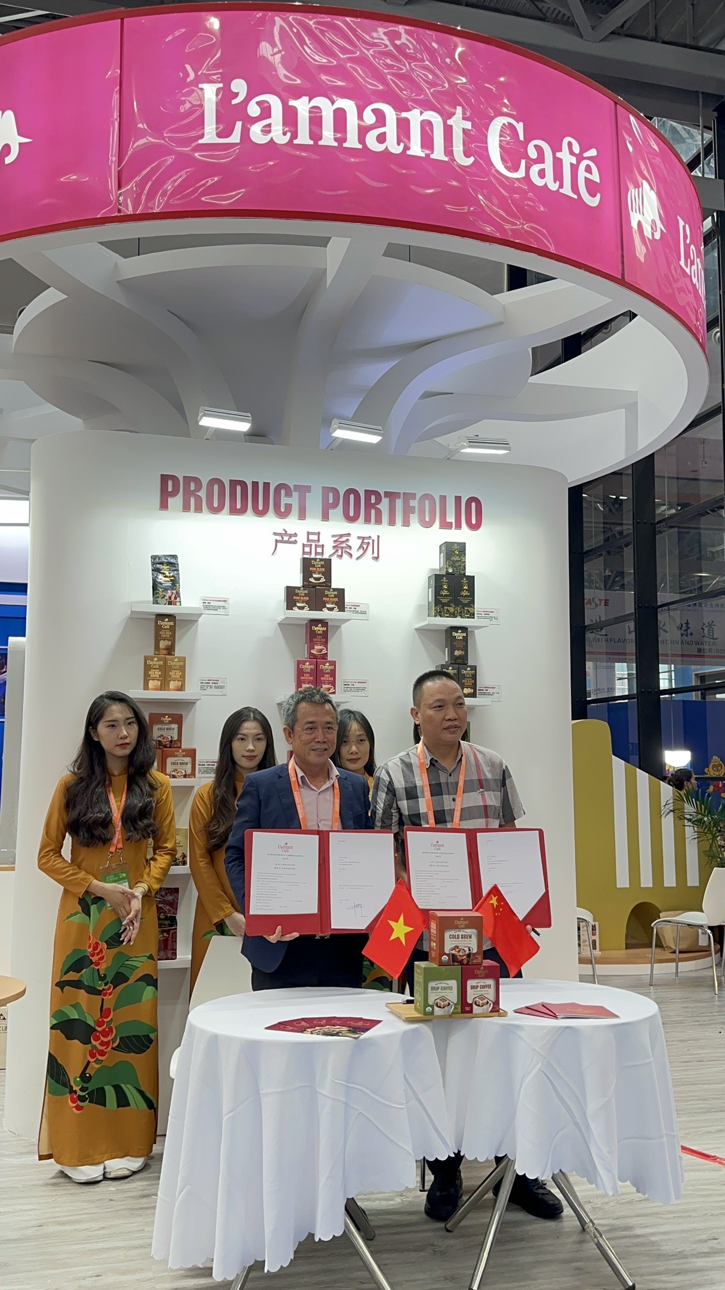 thu-tuong-pham-minh-chinh-tham-quan-gian-hang-lamant-cafe-tai-caexpo-2023-1-1695000098.jpg