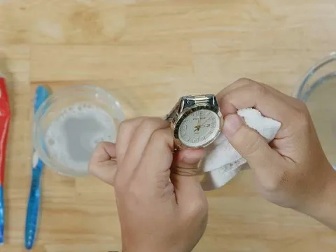 Kinh nghiệm xử lý mặt đồng hồ bị trầy xước từ DWatch Factory