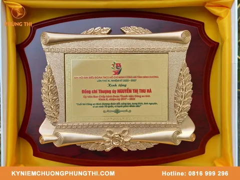 Giá kỷ niệm chương bằng đồng tại Kỷ niệm chương Phùng Thị