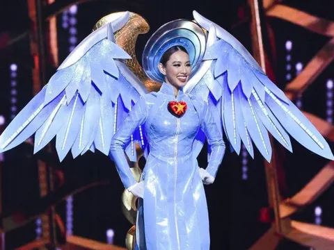 Hoa hậu Nguyễn Thúc Thùy Tiên tặng trang phục cho bảo tàng