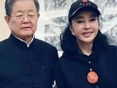 Chồng thứ 4 của diễn viên "Võ Tắc Thiên" lộ diện với mái tóc bạc trắng