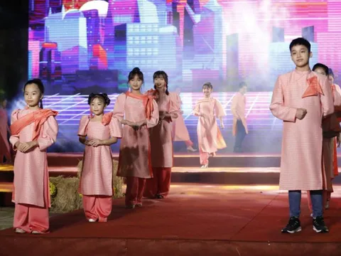 Dàn mẫu nhí diễn áo dài của NTK Việt Hùng