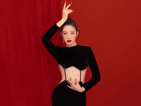 Thúy Ngân khoe eo thon quyến rũ