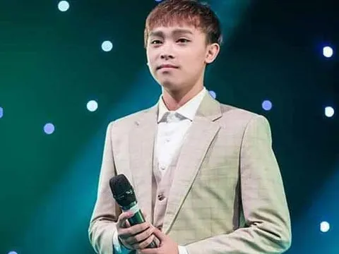 Clip Hồ Văn Cường hát chênh, phô, quên lời ở show cuối năm của bầu Thụy