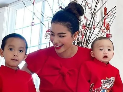 Phạm Hương cùng 2 quý tử diện "cây đỏ" mùng 2 Tết, trang phục có một chi tiết đặc biệt