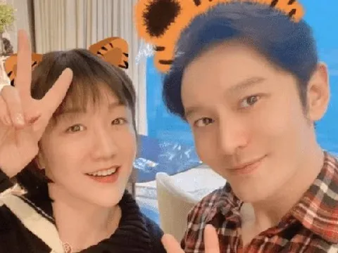 Chưa đầy 1 tuần ly hôn Angela Baby, Huỳnh Hiểu Minh lộ ảnh rạng rỡ bên 1 cô gái?