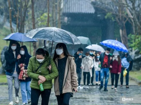 Người dân đội mưa rét đi chùa Bái Đính ngày cuối kỳ nghỉ Tết