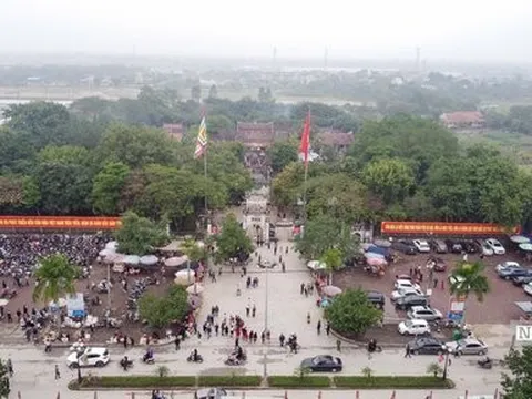 Đền Trần không tổ chức khai ấn vẫn đông khách