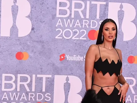 Những bộ đầm hở bạo “nhức mắt” trên thảm đỏ