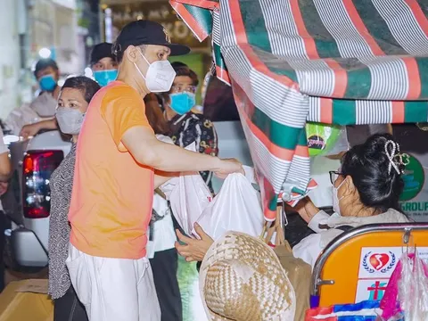 Ca sĩ Nguyên Vũ tặng quà người vô gia cư, giữa đêm khuya ấm áp nghĩa tình