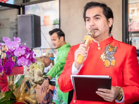 MC Đức Tiến: Cảm thấy hãnh diện khi mặc áo dài trên đất Mỹ