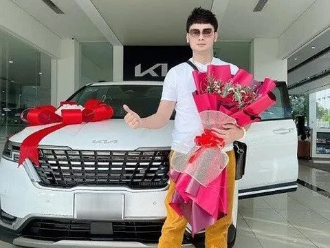 Kim Tiểu Long khoe khéo xế hộp tiền tỷ