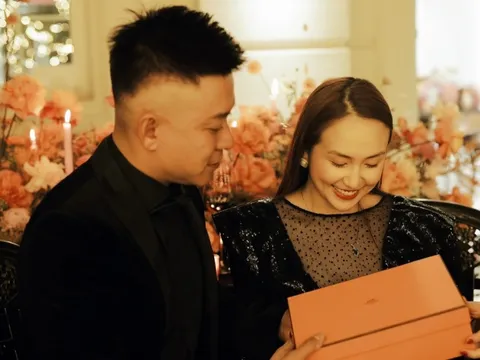 Tặng vợ túi tiền tỷ, netizen hóm hỉnh: Tuấn Hưng vẫn lãi một tỷ rưỡi!