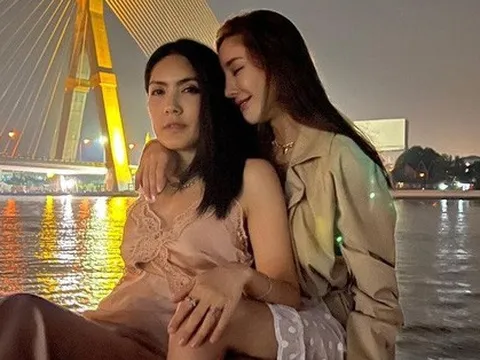 Hé lộ ảnh của mỹ nhân Chiếc Lá Bay trước khi rơi xuống sông, ngồi cạnh nhân vật đáng nghi