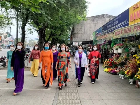 Hưởng ứng ngày 8/3, tiểu thương ở Huế mặc áo dài khi bán hàng
