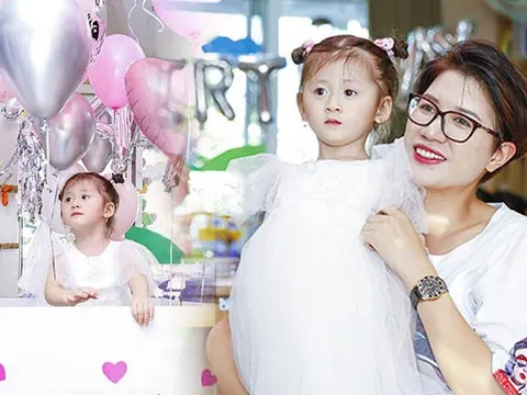 Trang Trần bức xúc: Các em ơi đừng tội con chị, bé tí tuổi đầu có xấp sổ đỏ rồi