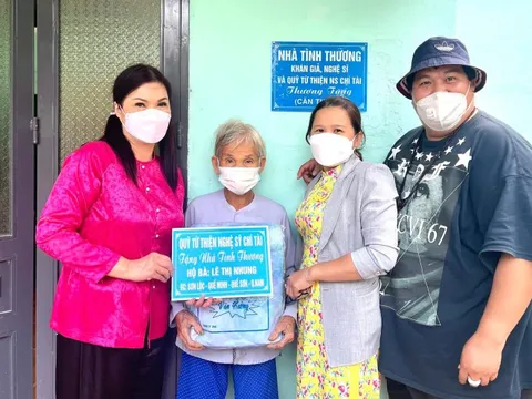 Vợ nghệ sĩ Chí Tài về Việt Nam, trao tặng 36 căn nhà sau 1 năm chồng qua đời