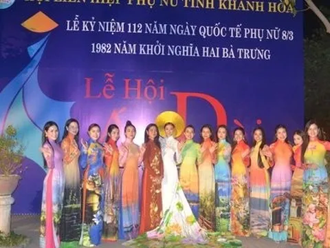 Người dân phố biển Nha Trang mãn nhãn với màn trình diễn 300 bộ áo dài