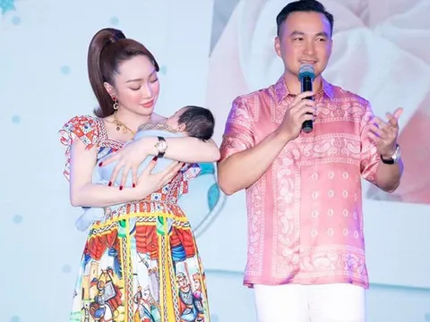 Con trai được mừng đầy tháng gần 700 triệu, vợ chồng Chi Bảo dùng làm từ thiện