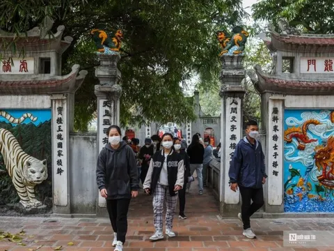 Nhộn nhịp du khách đến các điểm du lịch Thủ Đô