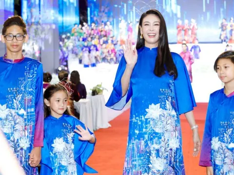 Hoa hậu Hà Kiều Anh đưa ba con lên sàn diễn thời trang