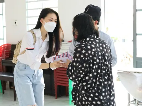 Quỳnh Hoa tặng quà người nghèo ở Cần Thơ