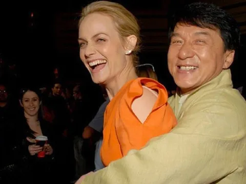 Ngôi sao võ thuật Thành Long bị chỉ trích vì thân mật với nữ tiếp viên hàng không