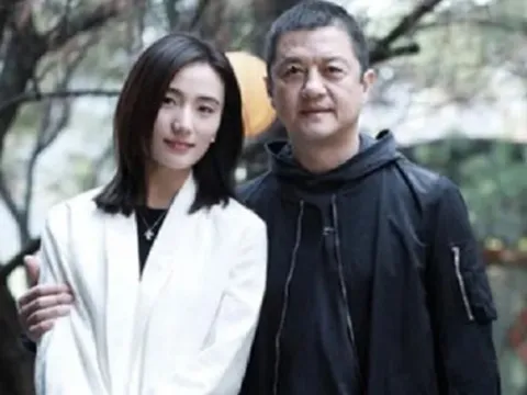 Nhan sắc người vợ kém 19 tuổi của "Anh hùng xạ điêu" Lý Á Bằng