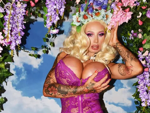 Bộ ngực khổng lồ của ngôi sao truyền hình thực tế phát nổ