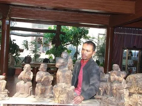 Nghệ nhân trẻ giữ hồn cho tượng gỗ dân gian ở Đắk Lắk