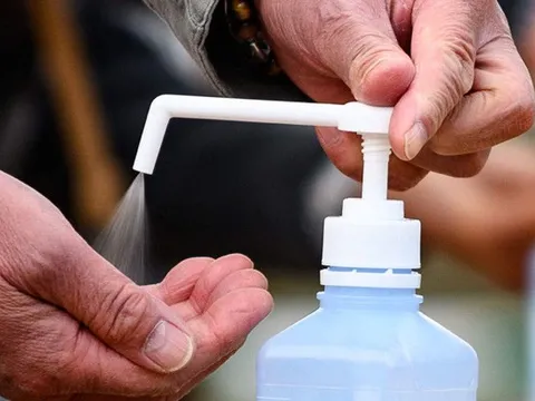 Ám ảnh virus bay đầy không khí, đi đâu cũng sát khuẩn: Chuyên gia cảnh báo nguy hiểm