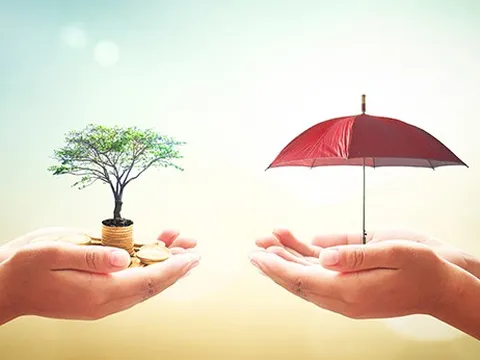 Gửi tiền ngân hàng hay mua bảo hiểm nhân thọ sẽ có lợi hơn?