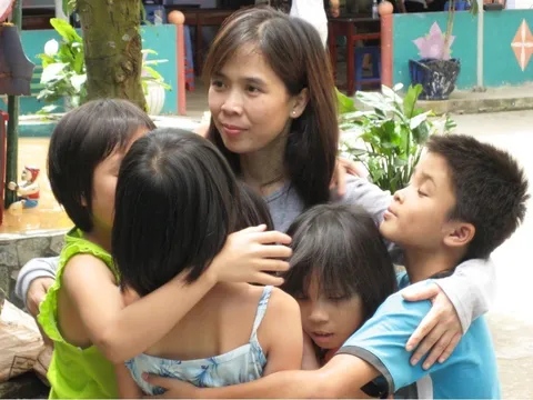 Ước mơ tha thiết của người mẹ trăm con - Huỳnh Tiểu Hương